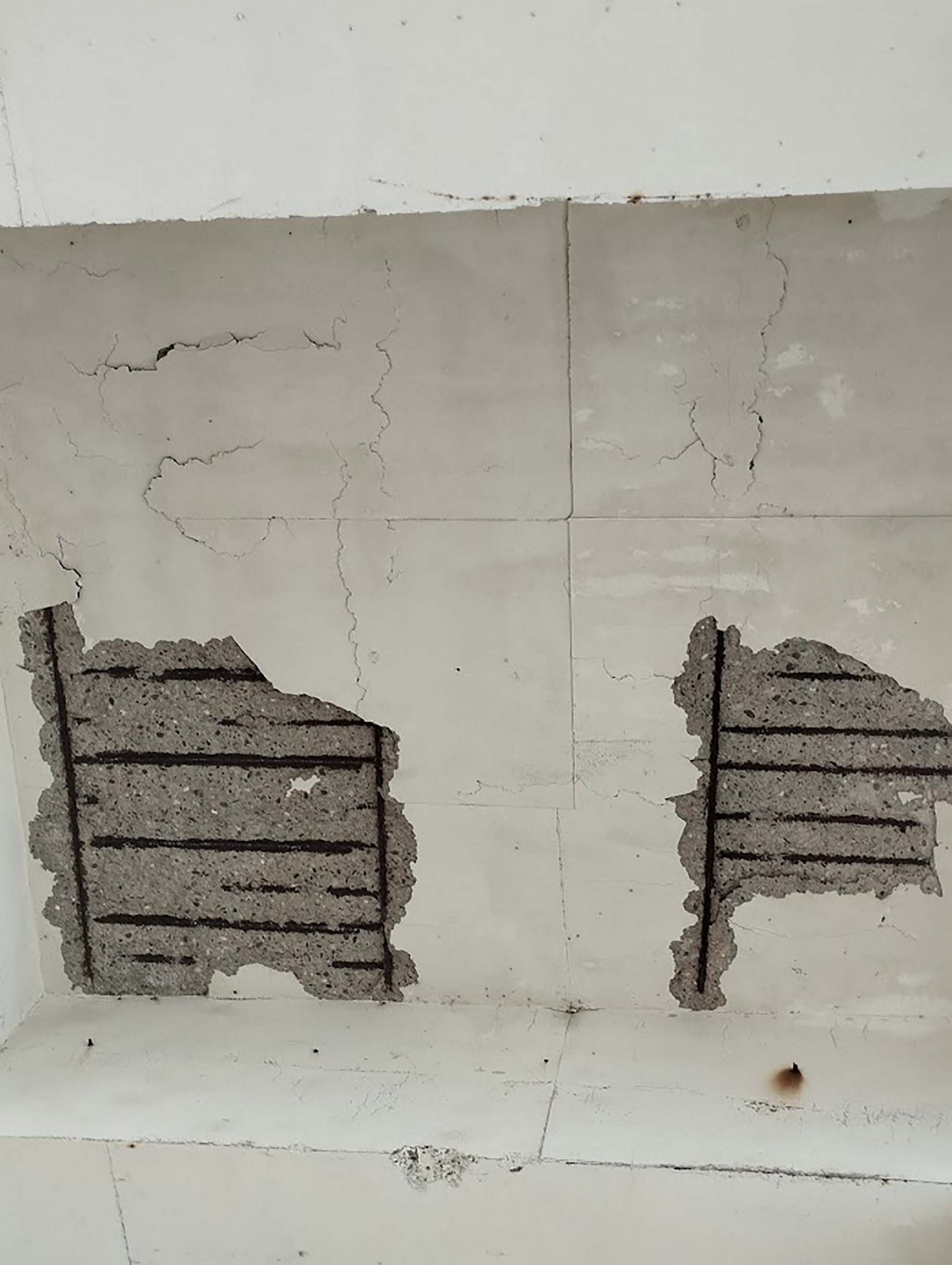 Eclatement du béton dû à l'impact et/ou à la corrosion des armatures ?